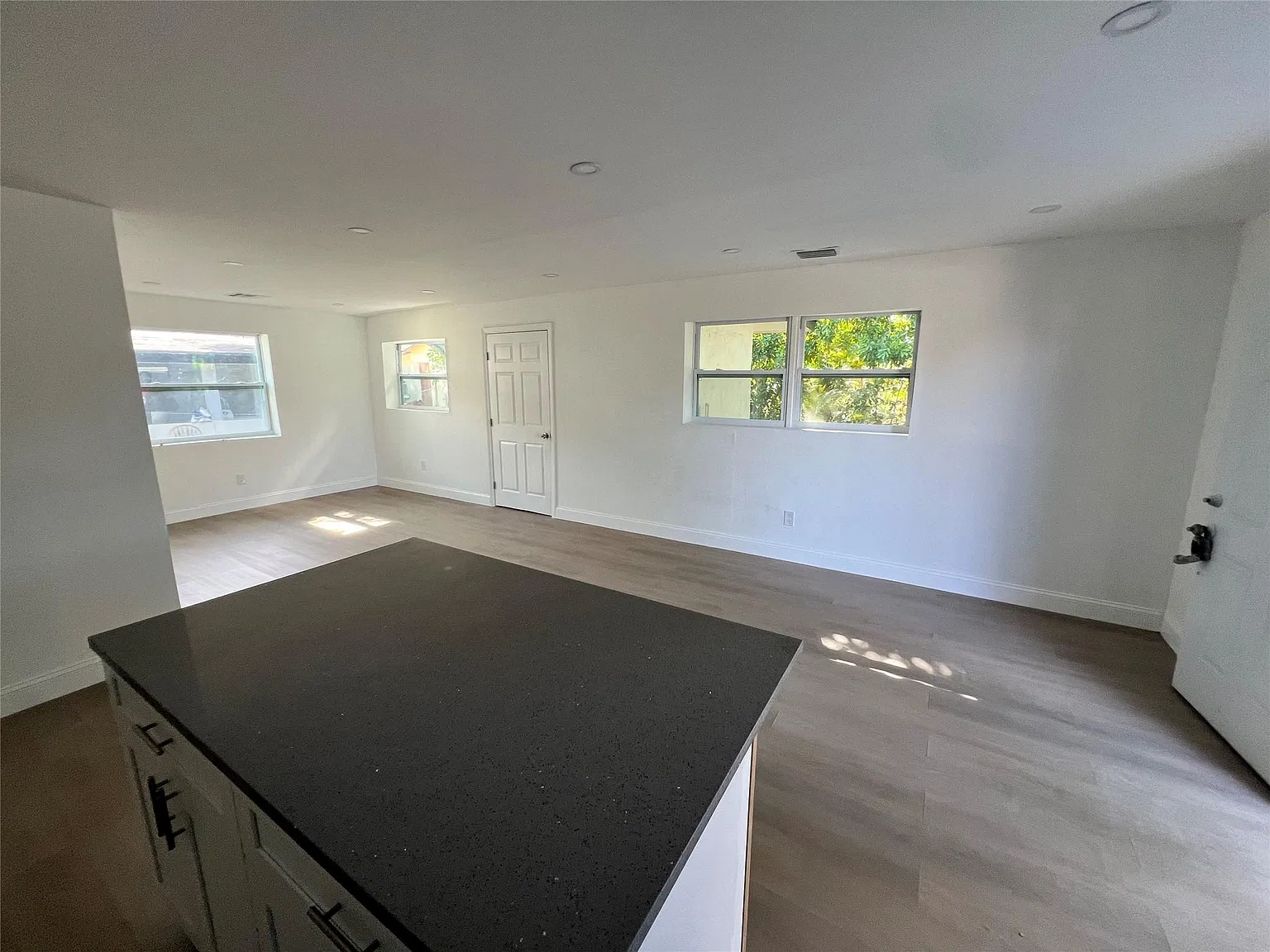 4 bed, 2.0 bath, 1102 sqft, $3,300 — Photo 4