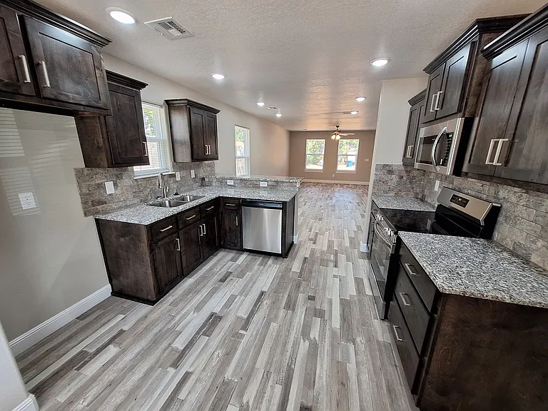 2111 S Connor Ave — Photo 2