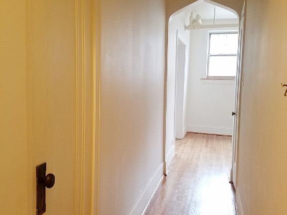 3rd image of 2028 W Berwyn Ave