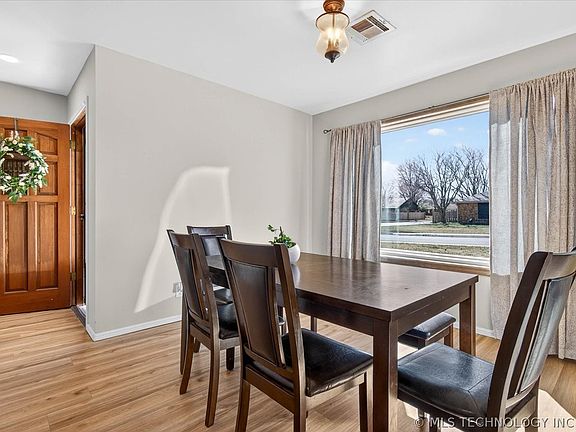 4th image of 6720 Dorsett Dr