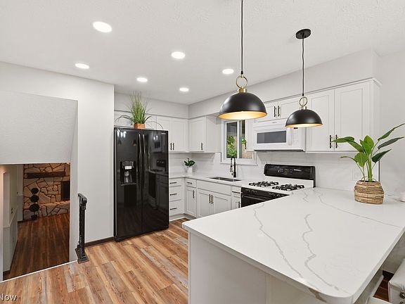 4th image of 7606 Woodcrest Ave NE
