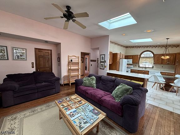 5th image of 80 Rhoda Ave