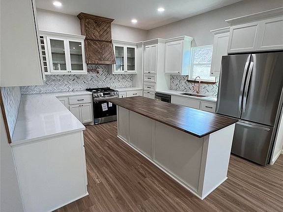 5th image of 407 E Grand Ave