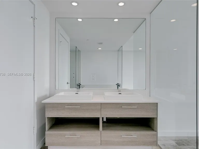 650 NE 32nd St #802 — Photo 13