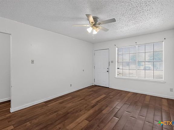 3rd image of 914 Travis Ln