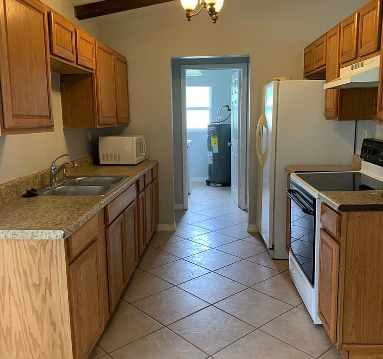 2nd image of 656 NW Riverside Dr