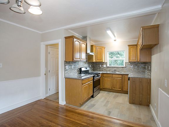 5th image of 135 Oak Ave