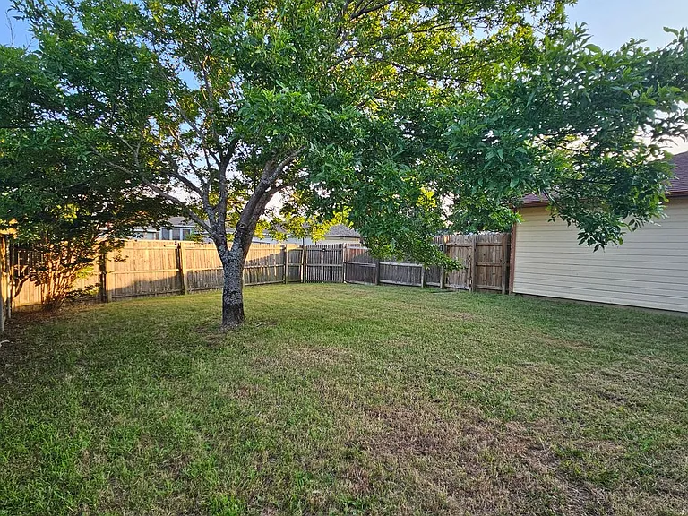1402 Sheppard Ln — Photo 37
