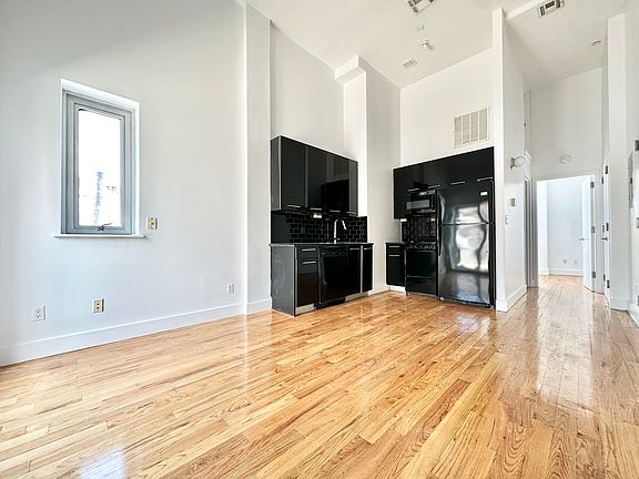 3rd image of 172 Meserole St APT 4A