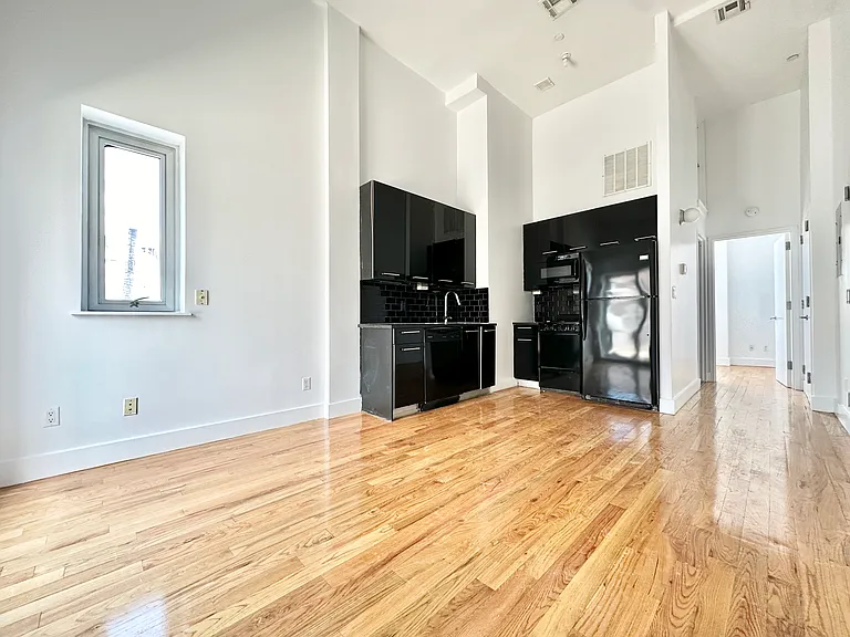 172 Meserole St #4A — Photo 3