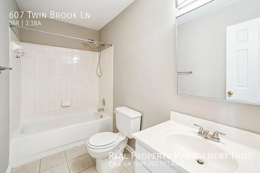 Sun-Filled Townhome with Deck & Fenced Yard Minutes from VRE & I95! — Photo 4