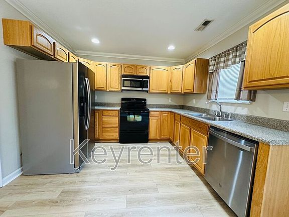 5th image of 806 Blue Spruce Way