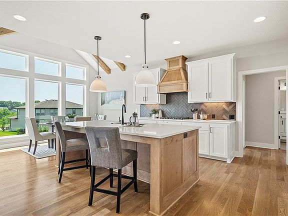 3rd image of 305 NW Ambersham Dr