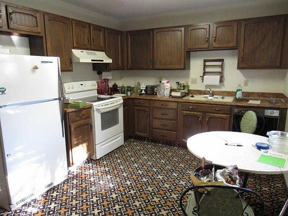3rd image of 610 Douglas Cir