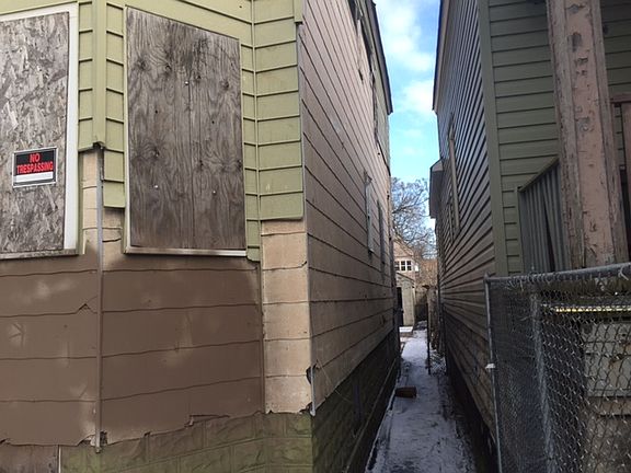 4th image of 8813 S Escanaba Ave