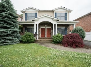 84 North St, Elmwood Park, NJ 07407