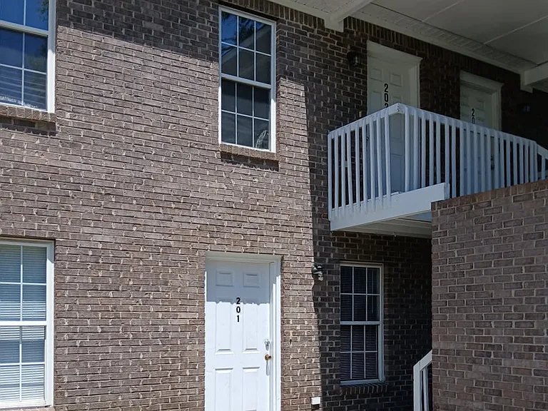 207 Belleterrace Ct — Photo 4