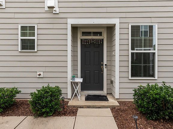 4th image of 842 Salem Pointe Pl