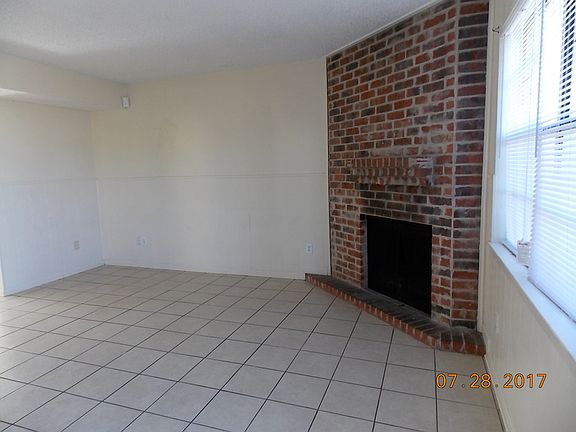 3rd image of 1010 Eastside Dr APT D