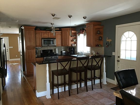 2nd image of 32 Hillcrest St