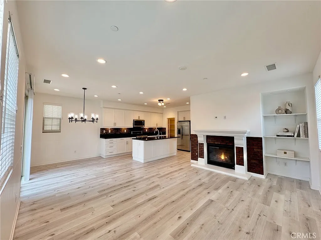 4 bed, 2021 sqft, $5,500 — Photo 4