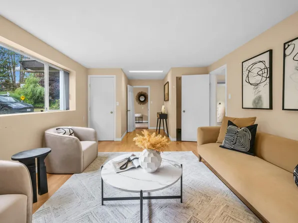 2705 Henry St, Pt Moody, BC V3H 2J8