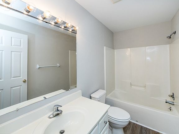 5th image of 814 King Arthur Dr