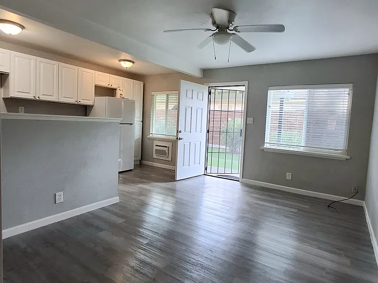 748 Lampasas Ave #4 — Photo 1