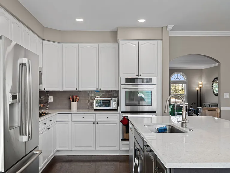 Kitchen (with double ovens!)