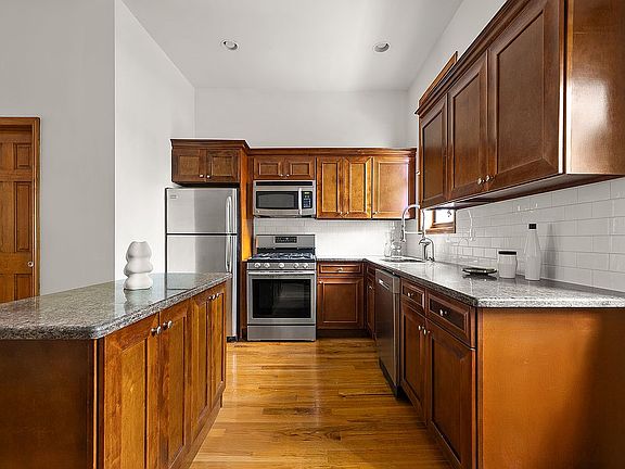4th image of 366A Monroe St #1
