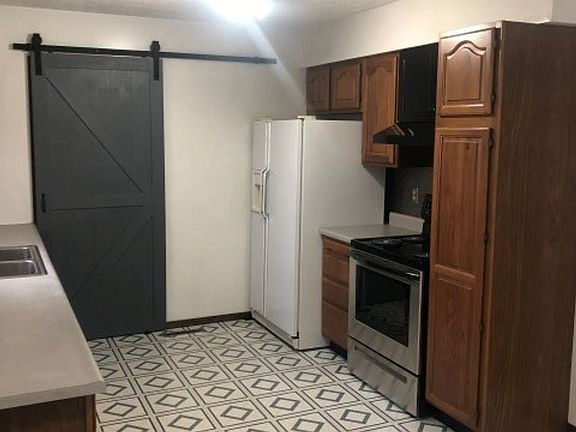 5th image of 202 W Main St