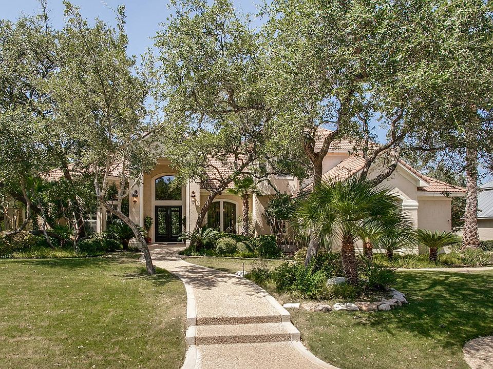 1st image of 9 Royal Waters Dr