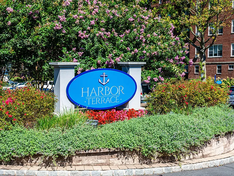 Harbor Terrace Apartments — Photo 28