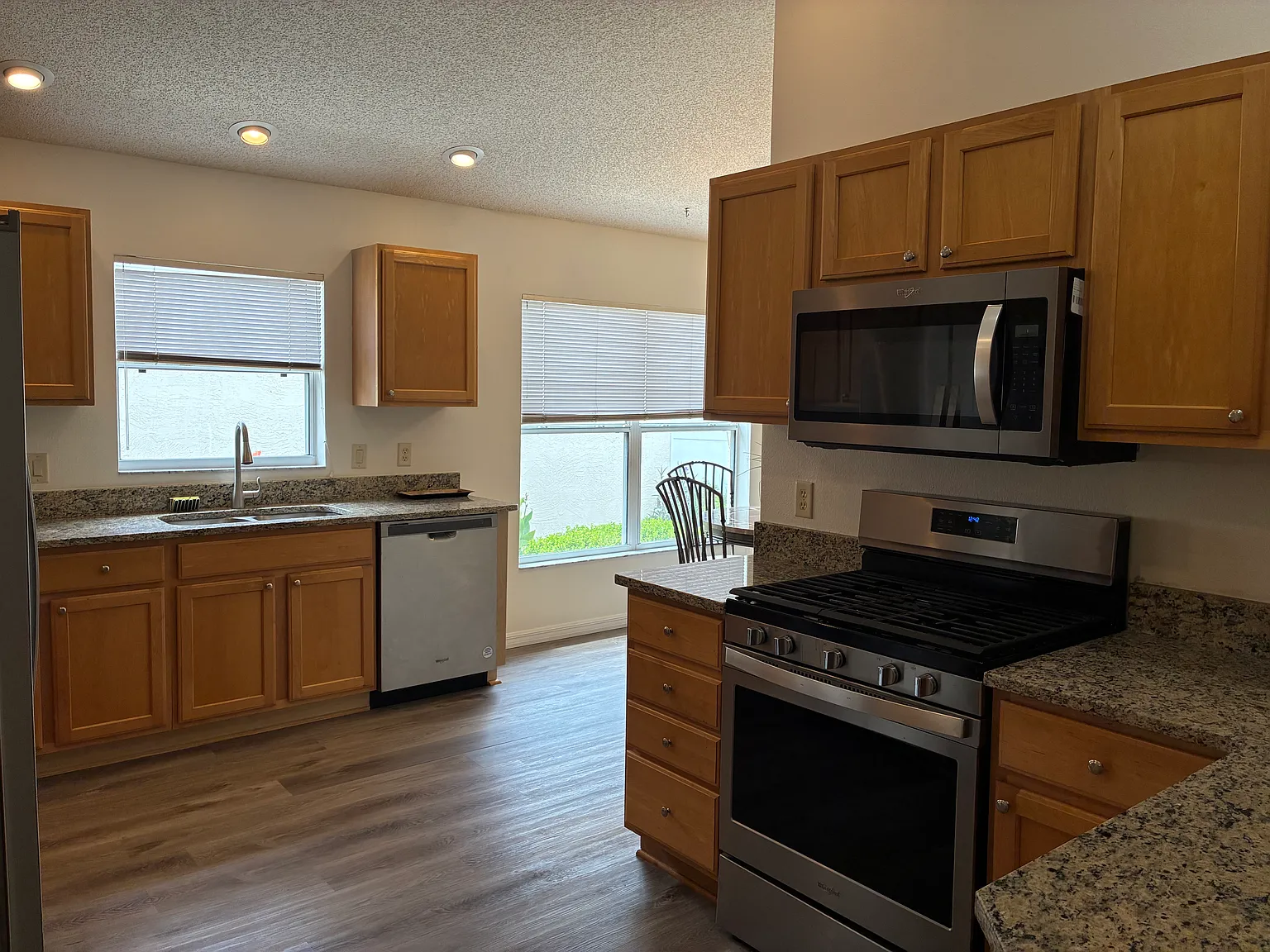 3 bed, 2186 sqft, $2,300 — Photo 3