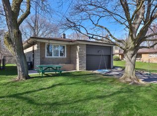 122 Hove St, Toronto, ON M3H4Z7