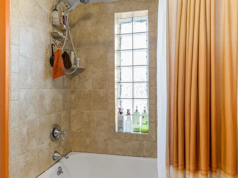 824 N Judson St — Photo 15