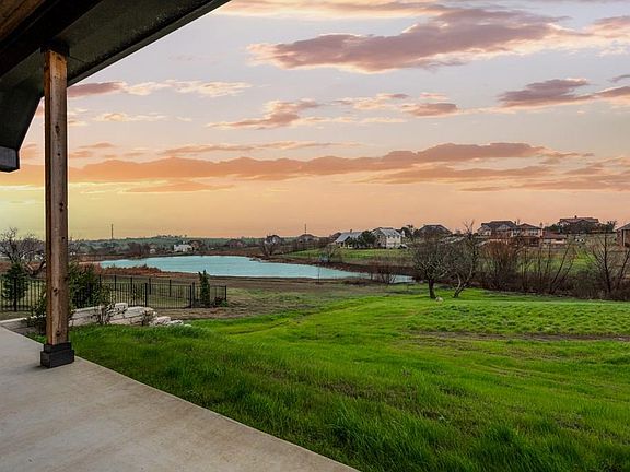 3rd image of 400 Lookout Cir