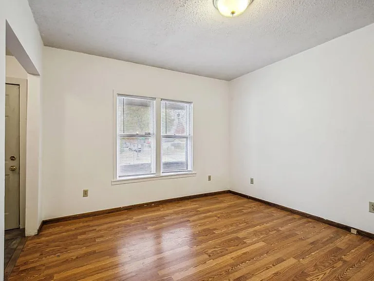 1402 Thomas Ave W #1 — Photo 4