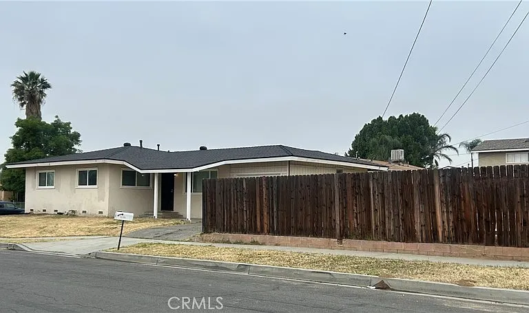 390 E Carter St — Photo 2