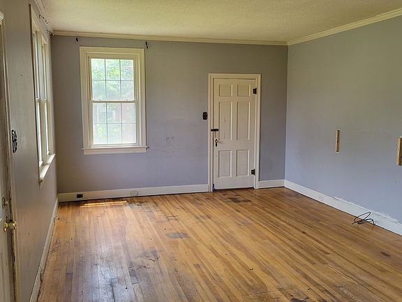 3rd image of 611 Summer Dr