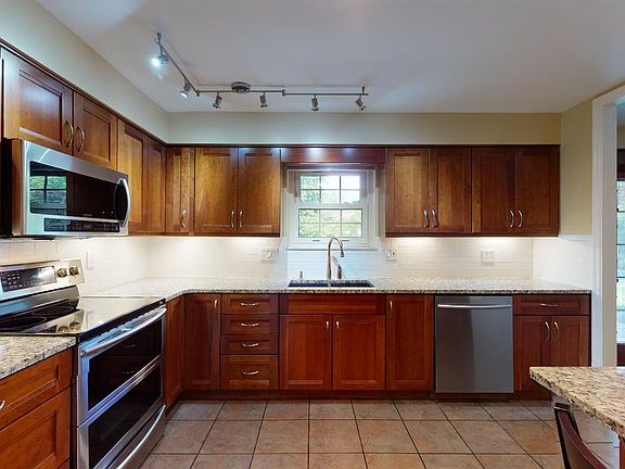5th image of 8212 Lakeshore Dr
