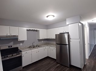 525 E Burnett Rd APT 4, Island Lake, IL 60042