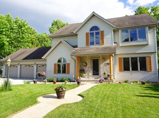 1627 Fieldstone Ln, Howards Grove, WI 53083