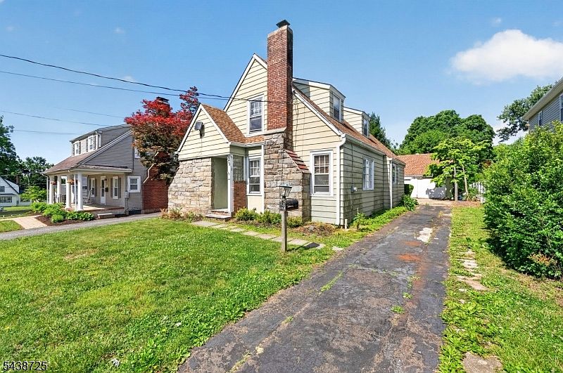 1st image of 10 Carlyle Ave