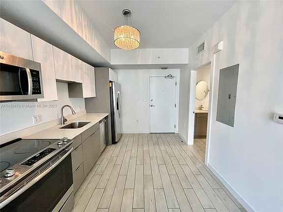 5th image of 321 NE 26th St Unit 611