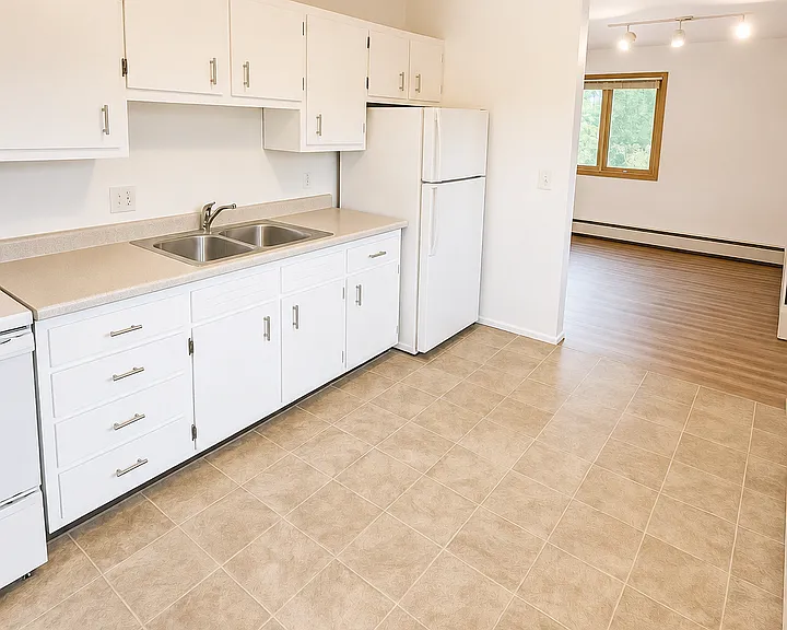 2105 Lake Point Dr — Photo 3