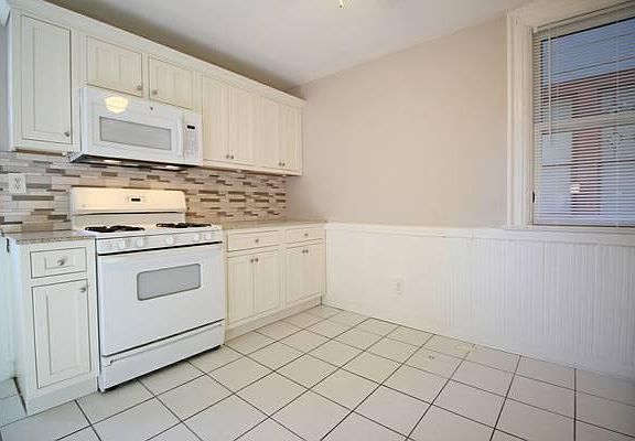 3rd image of 559 Potomac Ave #1