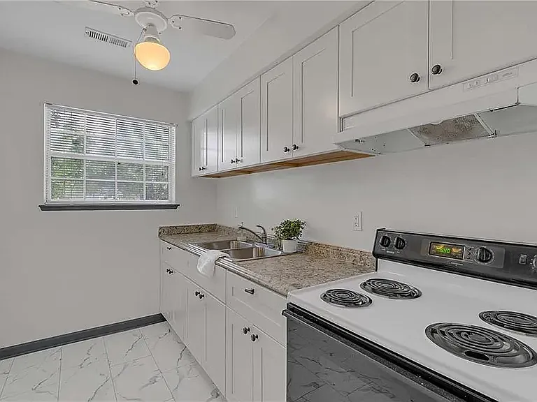 2102 Victoria Ct — Photo 16