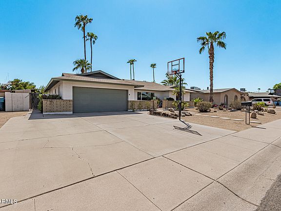 3rd image of 2925 W Palmaire Avenue