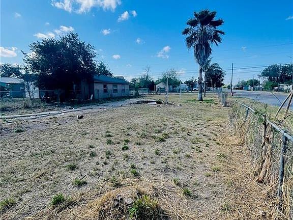 3rd image of 443 W Ciro Caceres Ave